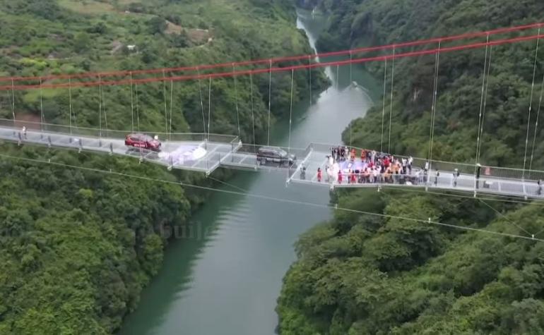 [VIDEO] China inaugura un puente de cristal de más de medio kilómetro