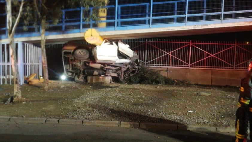 Dos fallecidos deja choque de automóvil con una pasarela peatonal en Lo Espejo
