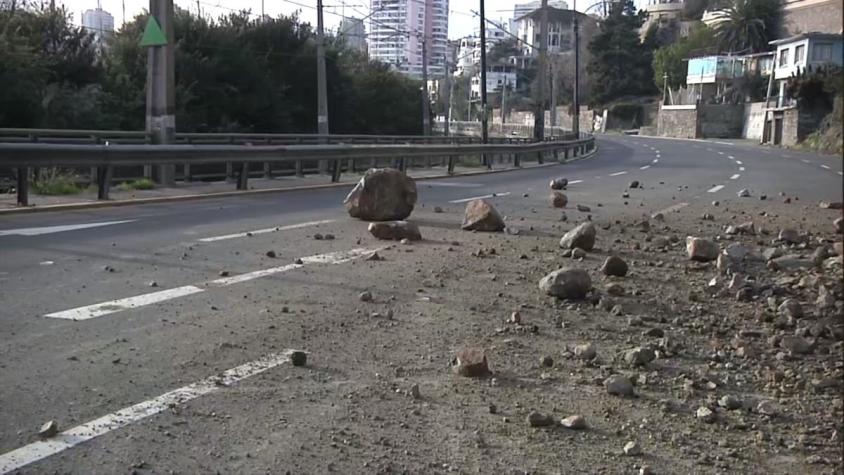[VIDEO] Derrumbe de piedras provoca corte de tránsito en ruta que une Viña del Mar y Valparaíso