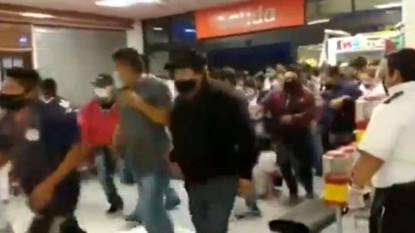 [VIDEO] Decenas de personas producen estampida humana en supermercado de México