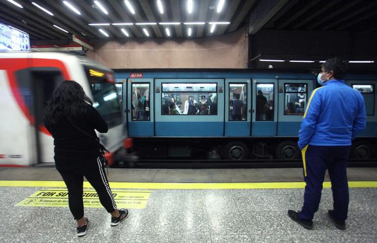 Metro de Santiago anuncia que adelantará su horario de apertura a partir de este martes