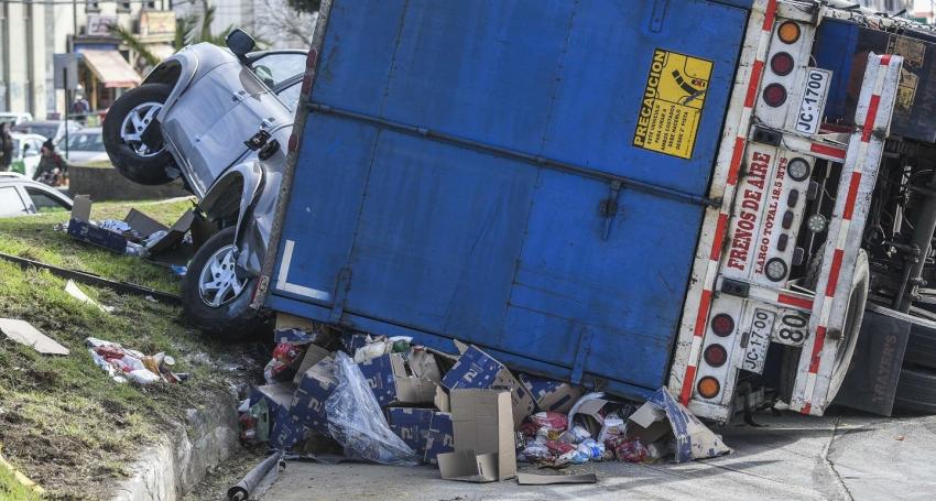 Dos lesionados deja volcamiento de camión con cajas de alimentos en Valparaíso