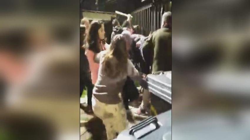 [VIDEO] Denuncian excesos bajo toque de queda: fiesta clandestina terminó en pelea con vecinos