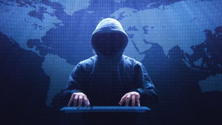 El hacker llamado "el dios invisible" al que acusan de robar información de 300 empresas