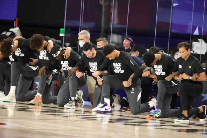 Jugadores de la NBA se arrodillan contra el racismo durante himno de EEUU en reinicio de temporada