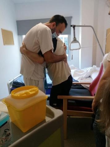 El emotivo abrazo entre un paciente con COVID-19 y un enfermero tras ser dado de alto