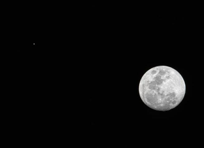 [FOTOS] ¿Qué es el objeto brillante que se ve junto a la Luna esta noche?
