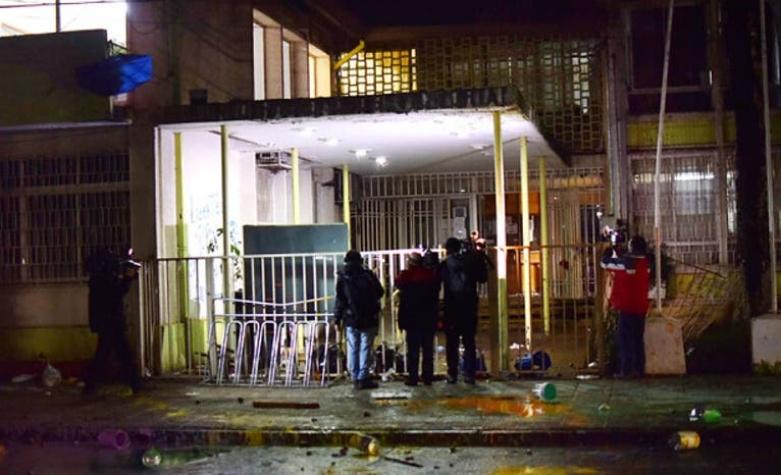 Carabineros desaloja municipalidad de Victoria y detiene a 20 personas
