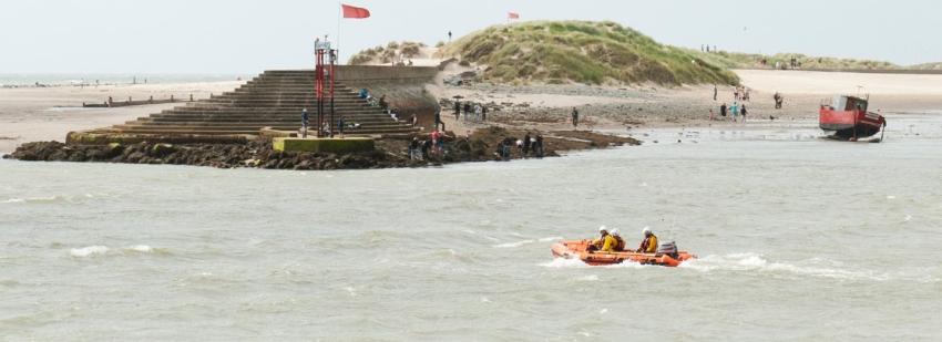 "Un héroe": Padre de familia muere ahogado tras salvar a tres de sus hijos en una playa