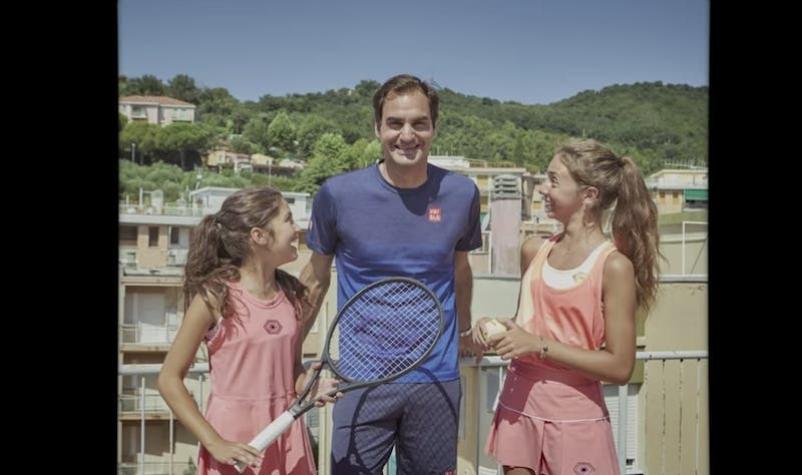 Roger Federer sorprendió a dos niñas italianas y les jugó un partido en la terraza
