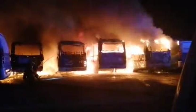 [VIDEO] Incendio consume múltiples microbuses en terminal de Antofagasta