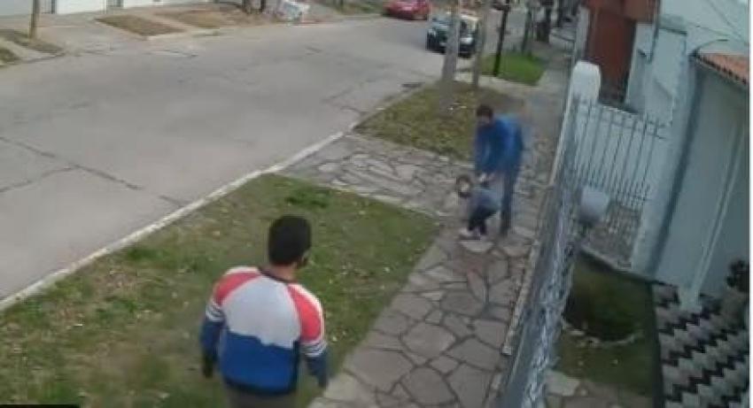 [VIDEO] Registran violento asalto a hombre que paseaba con su hija de 4 años en Argentina