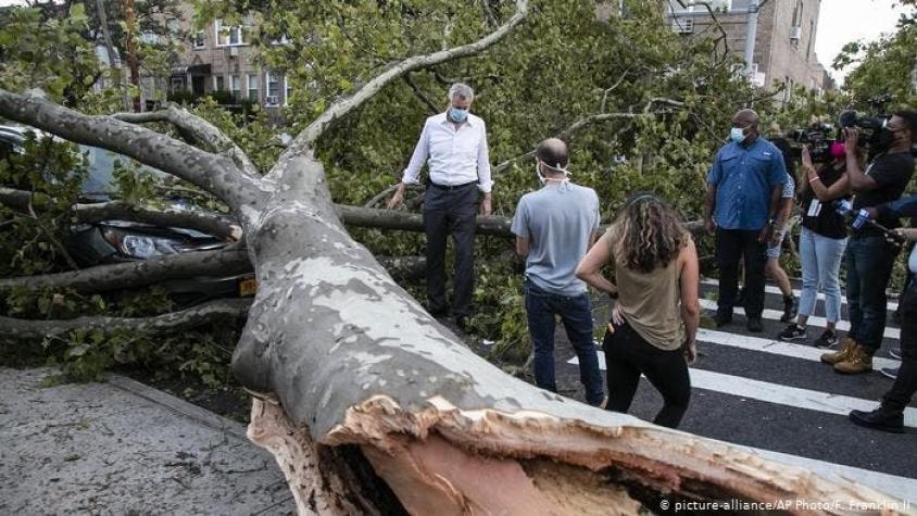Vientos huracanados de "Isaías" causan destrozos en Estados Unidos
