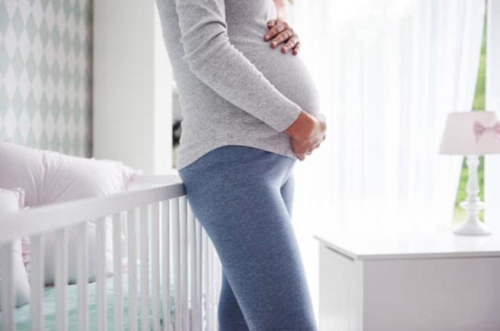 "Misterio médico": mujer embarazada dio positivo a COVID-19 tras meses de aislamiento estricto