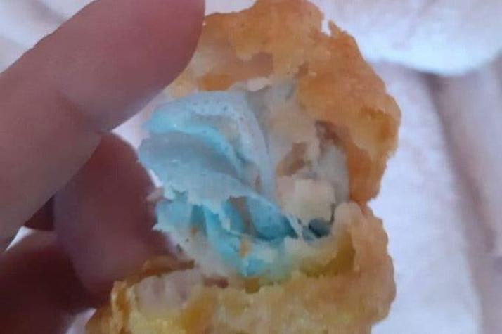 [VIDEO] Niña casi se asfixia comiendo nugget que tenía pedazos de mascarilla dentro