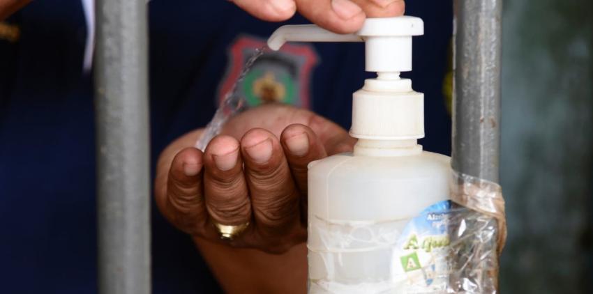 Ceguera permanente e incluso la muerte: Advierten sobre riesgos de beber desinfectante para manos