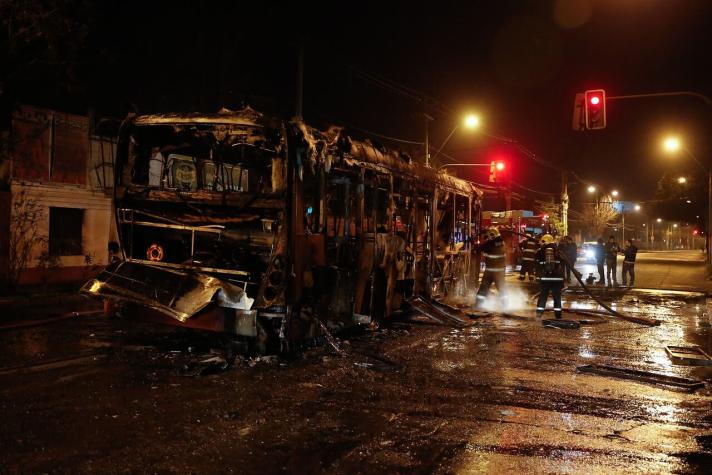 Recoleta: Sujetos incendian bus y se enfrentan con escopetas hechizas a Carabineros