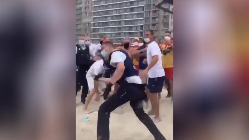 [VIDEO] Policías y bañistas protagonizan violenta pelea en playa por restricciones del COVID-19