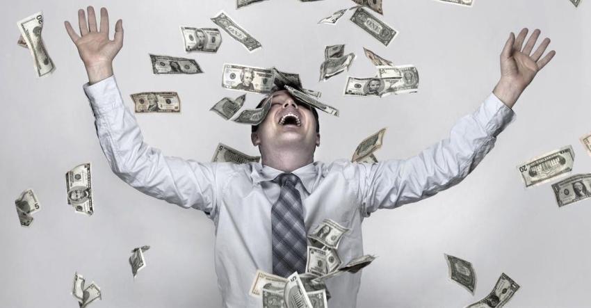 Hombre se queda sin trabajo y en menos de 48 horas se hace millonario tras ganar la lotería
