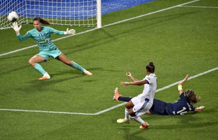 Tiane Endler tapó un penal pero falló su lanzamiento y el PSG perdió la Copa de Francia