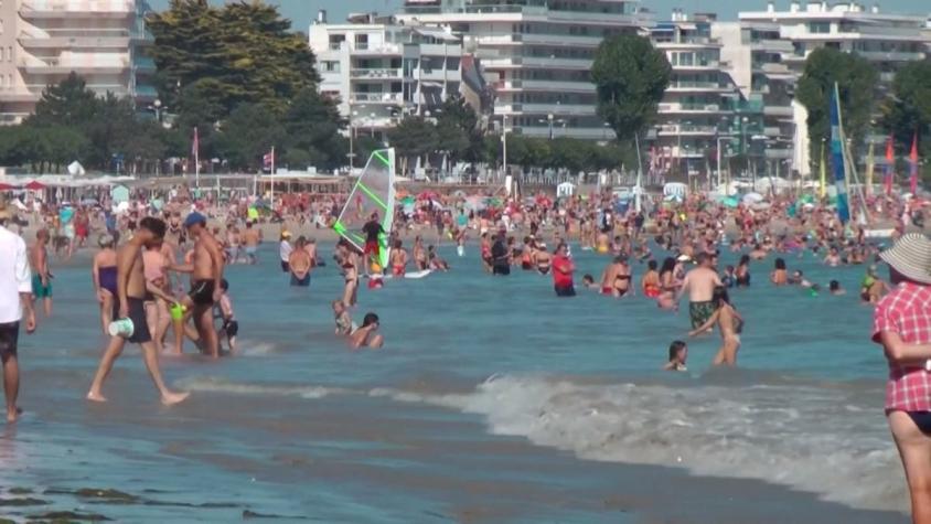 [VIDEO] Playas repletas: Ola de calor pone a prueba prevención del COVID-19 en Europa