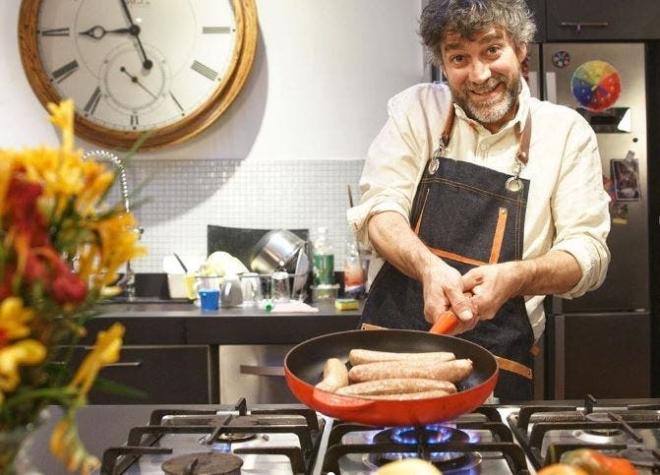 Felipe Braun, alejado de las teleseries, muestra su nueva vida en el sur cocinando y criando cabras
