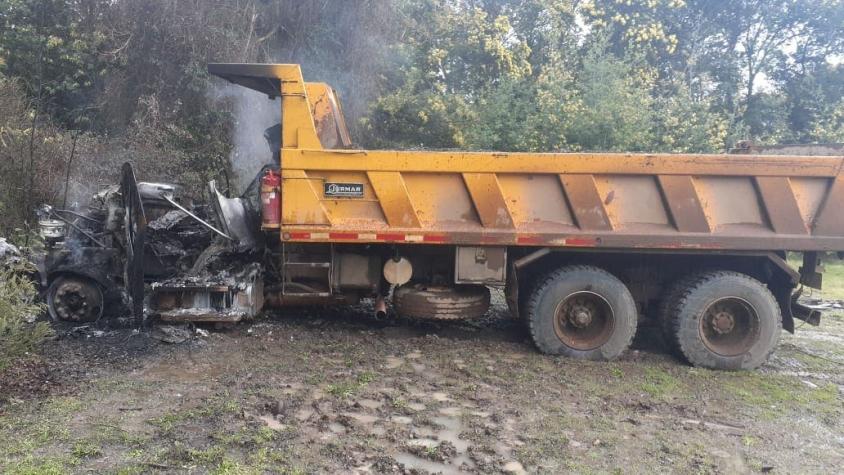 Desconocidos queman dos camiones y un cargador frontal en Angol