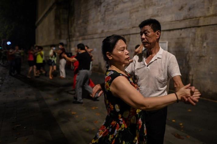 Ya no usan mascarilla: habitantes de Wuhan regresan a la "normalidad" tras superar la pandemia
