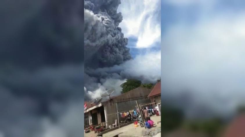 [VIDEO] Erupción en volcán de Indonesia deja columna de humo de 5 mil metros