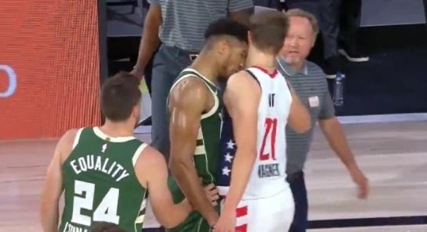 [VIDEO] Estrella de la NBA Giannis Antetokounmpo expulsado por cabezazo a un rival