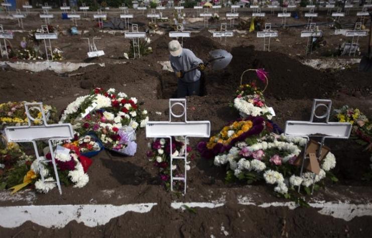 Agencia AFP: Sepultureros, "última línea" ante la pandemia, abrumados por tanta muerte en Chile