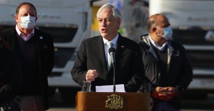 Piñera acoge demanda de camioneros y firma proyecto "Juan Barrios" contra quema de camiones