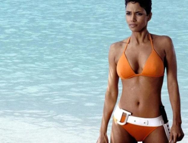 Halle Berry revive icónica escena de "James Bond" en la playa 18 años después