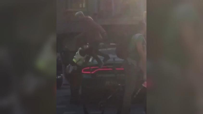 [VIDEO] Hombre que se subió al techo de una patrulla policial quedó en libertad