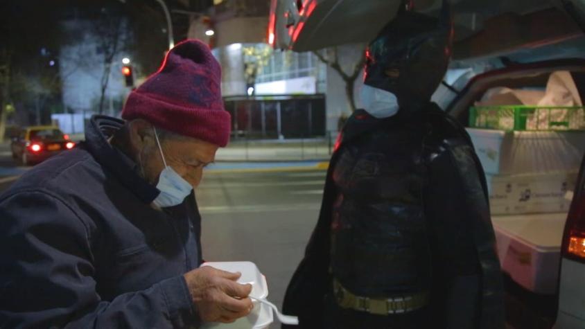 [VIDEO] Justiciero de la noche: El Batman que reparte comida en la calle