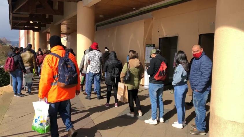 [VIDEO] Decenas de personas hacen fila en las afueras de Mall de Valdivia