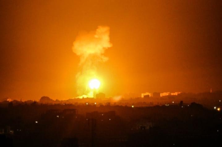 Israel bombardea Gaza en represalia a globos incendiarios