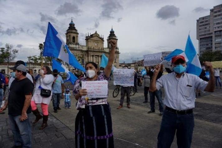 Guatemaltecos piden renuncia de presidente en medio de la pandemia
