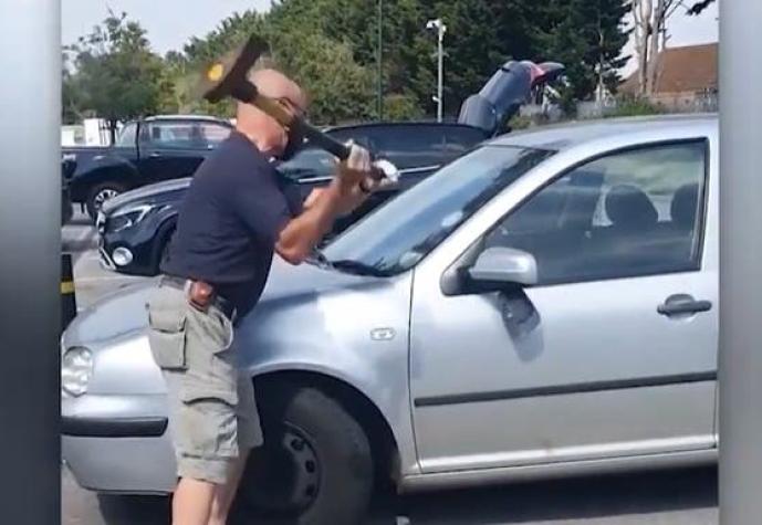 [VIDEO] Inglaterra: rompen el vidrio de un auto con un hacha para rescatar a un perro del calor