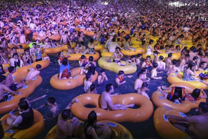 [FOTOS] Fiestas en la piscina y conciertos: Wuhan deja atrás las mascarillas en su nueva normalidad