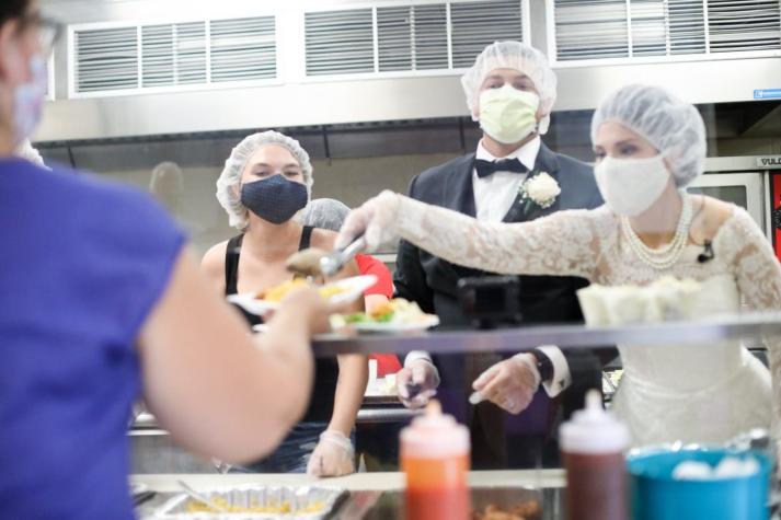 Pareja de novios dona la comida de su fiesta de bodas a un centro de mujeres y niños