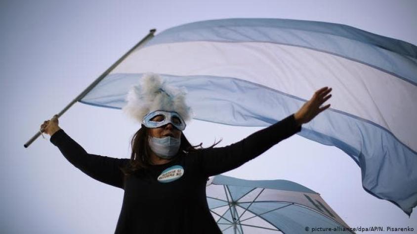 Argentina cruza barrera de los 300.000 contagios de COVID-19