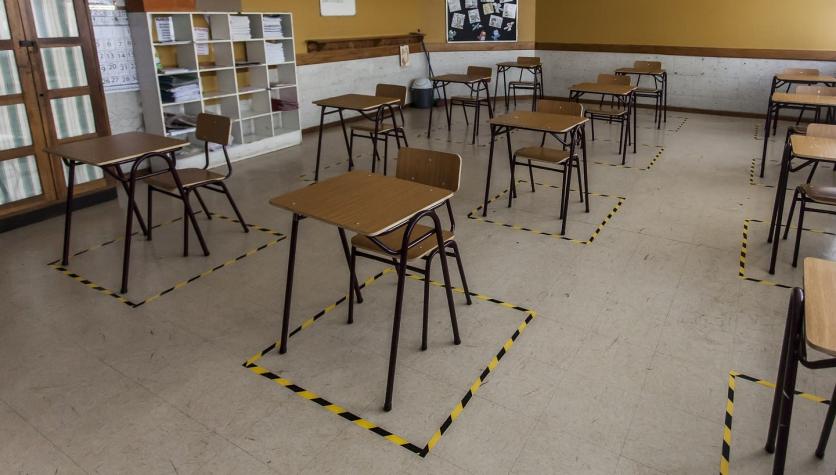 Ministro de Educación por uso de escuelas para Plebiscito: “¿No podemos abrirlas para los alumnos?”