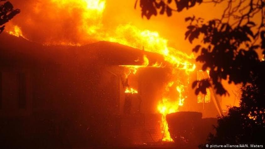Miles de evacuados en California por avance de incendios