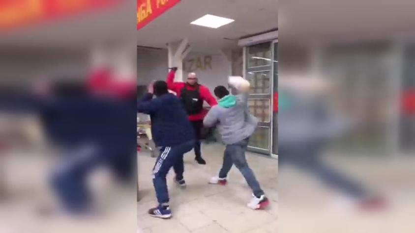 [VIDEO] Brutal agresión a guardias en supermercado por pedir que se pusieran mascarilla