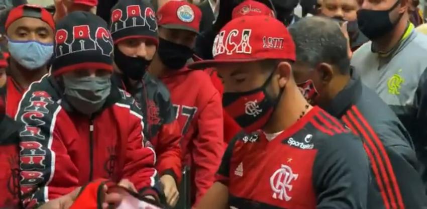 Huaso titular!🤪⚫🔴🔥 Mauricio Isla sigue su travesía en tierras brasileñas y hoy nuevamente irá desde el inicio. El Flamengo recibe a…