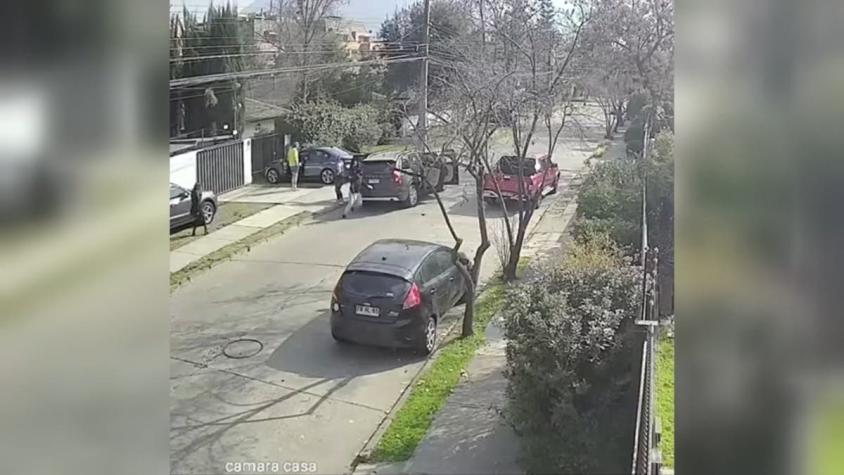 [VIDEO] Joven evita doble "portonazo" en Vitacura: Carabineros ha recuperado 98 autos robados