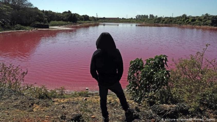 Paraguay: laguna cambia de color tras contaminación por desechos