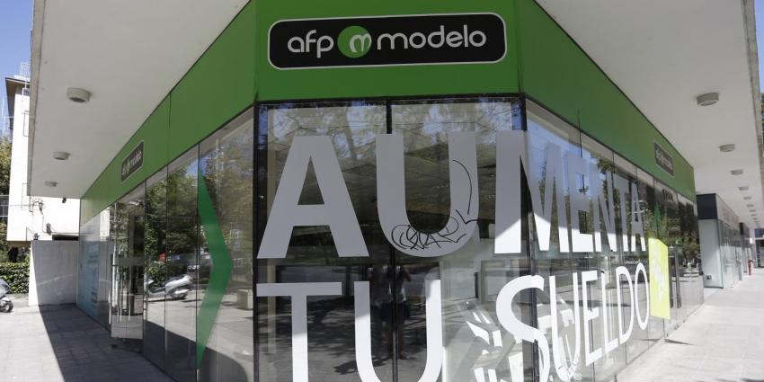 AFP Modelo habilita Liceo 1 de Santiago como centro de atención para retiro del 10%