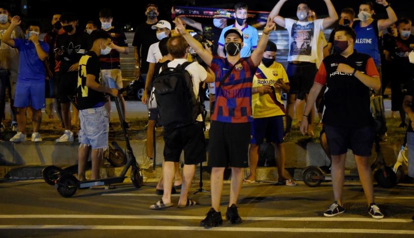 Hinchas del FC Barcelona protestan pidiendo la renuncia de Bartomeu por una posible salida de Messi